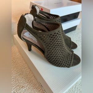 Style & Co Haddiee Green zippered shoe size 6